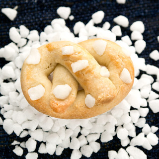 pearl-sugar-butter-pretzels