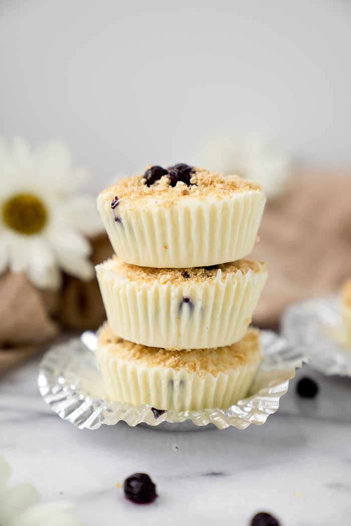 White Chocolate Blueberry Crumble Cups. Loving this simple, no bake, classic blueberry crumble inside of a creamy white chocolate cup. New take on a summer classic. | thesugarcoatedcottage.com