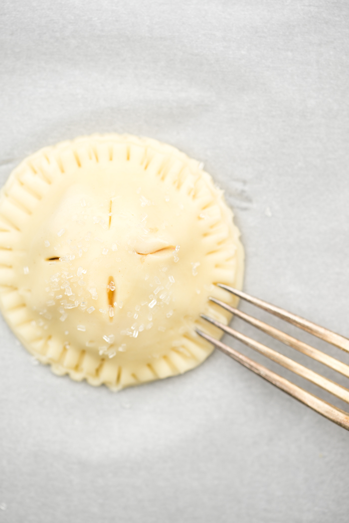 Easy Peachy Hand Pies. Sweet, juicy, ripe peaches in cute little individual buttery crusted hand pies. You'll love to bake of this recipe! | thesugarcoatedcottage.com