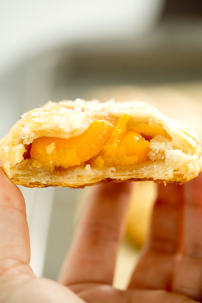 Easy Peachy Hand Pies. Sweet, juicy, ripe peaches in cute little individual buttery crusted hand pies. You'll love to bake of this recipe! | thesugarcoatedcottage.com