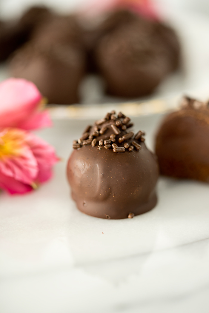 Robust Chocolate Espresso Truffles. Chocolate that snaps on the outside, smooth, creamy espresso center. You need this chocolate recipe! | thesugarcoatedcottage.com