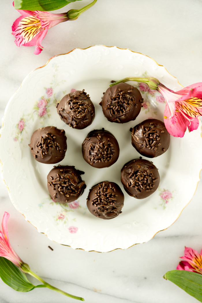 Robust Chocolate Espresso Truffles. Chocolate that snaps on the outside, smooth, creamy espresso center. You need this chocolate recipe! | thesugarcoatedcottage.com