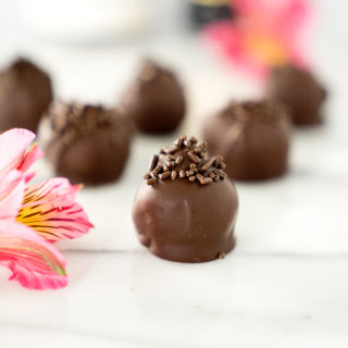 Robust Chocolate Espresso Truffles. Chocolate that snaps on the outside, smooth, creamy espresso center. You need this chocolate recipe! | thesugarcoatedcottage.com