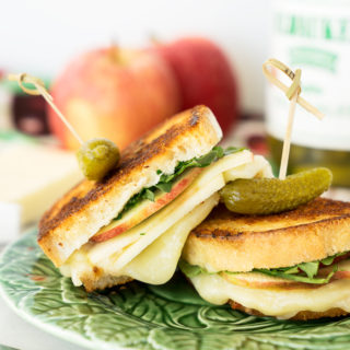Horseradish Cheddar and Apple Grilled Cheese. Sweet tart apples, melty, bitey horseradish cheddar cheese, arugula and crispy golden brown bread. | thesugarcoatedcottage.com