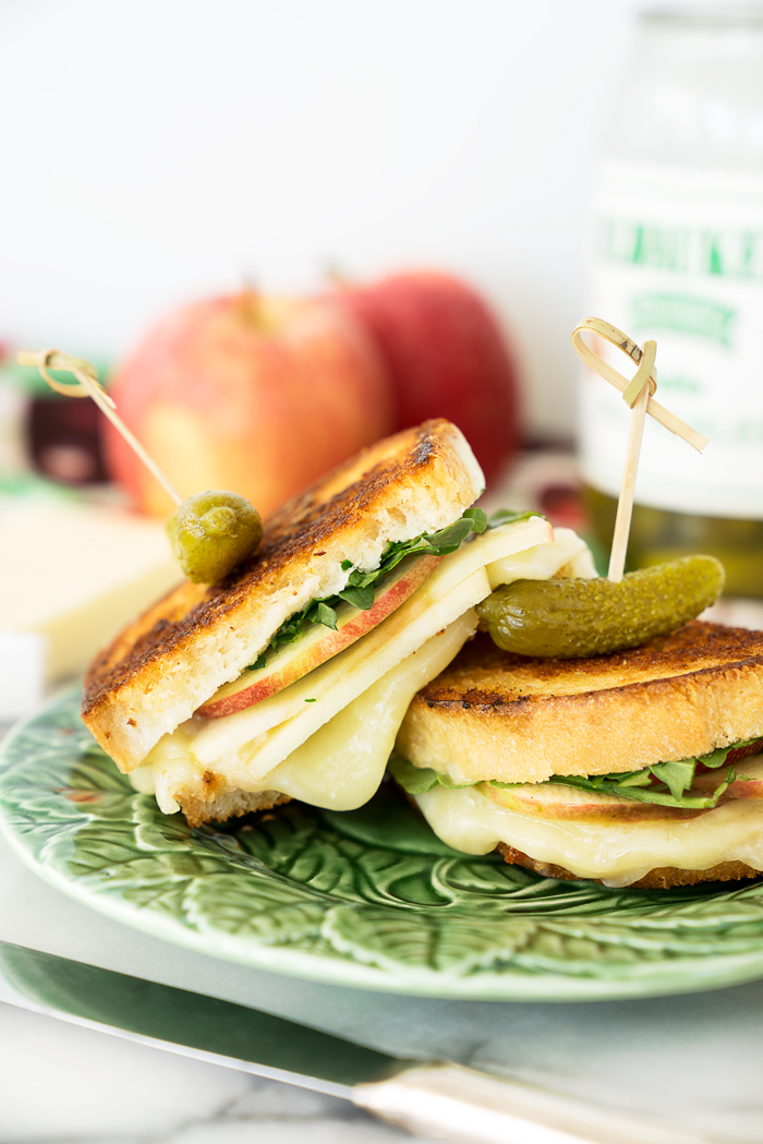 Horseradish Cheddar and Apple Grilled Cheese. Sweet tart apples, melty, bitey horseradish cheddar cheese, arugula and crispy golden brown bread. | thesugarcoatedcottage.com