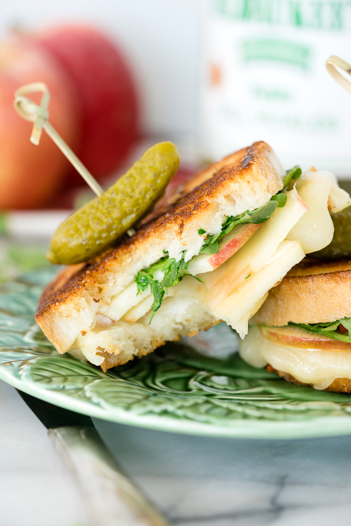 Horseradish Cheddar and Apple Grilled Cheese. Sweet tart apples, melty, bitey horseradish cheddar cheese, arugula and crispy golden brown bread. | thesugarcoatedcottage.com