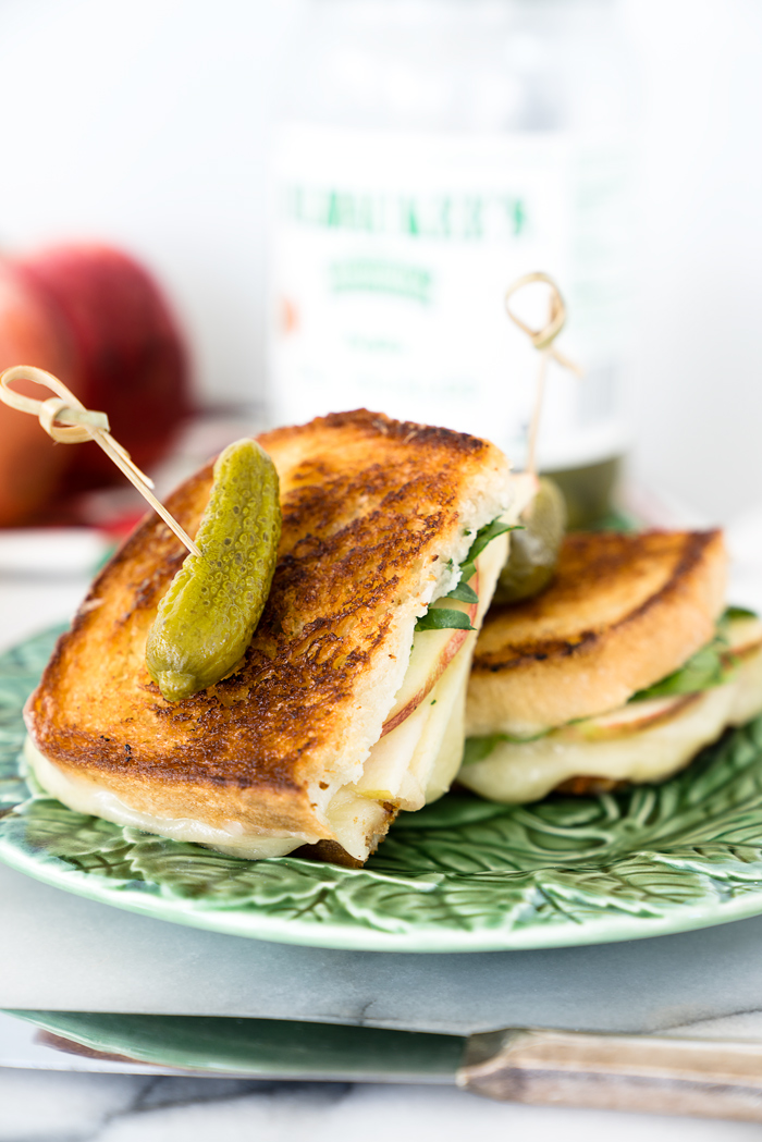 Horseradish Cheddar and Apple Grilled Cheese. Sweet tart apples, melty, bitey horseradish cheddar cheese, arugula and crispy golden brown bread. | thesugarcoatedcottage.com