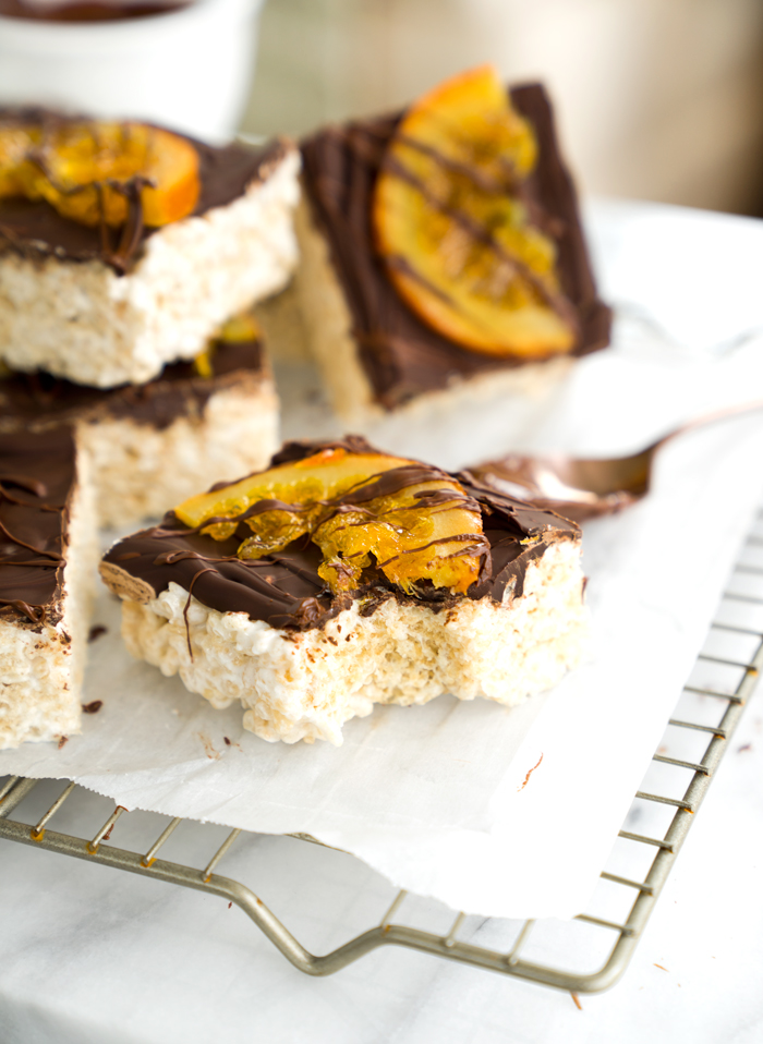 Candied Orange Chocolate Rice Krispies Treats Recipe. Gooey, marshmallowy Rice Krispies Treats smothered in a coating of chocolate and adorned by slices of candied oranges. There's no other way to eat a childhood classic. | thesugarcoatedcottage.com | #ricekrispiestreats #barcookies #recipe #dessert