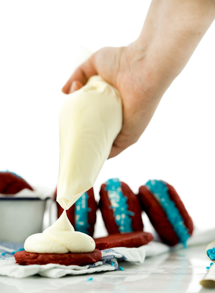 Red Velvet Marshmallow Cream Whoopie Pies. Delicious and easy to make!! | thesugarcoatedcottage.com #recipe #cake #whoopiepie #duncanhines 