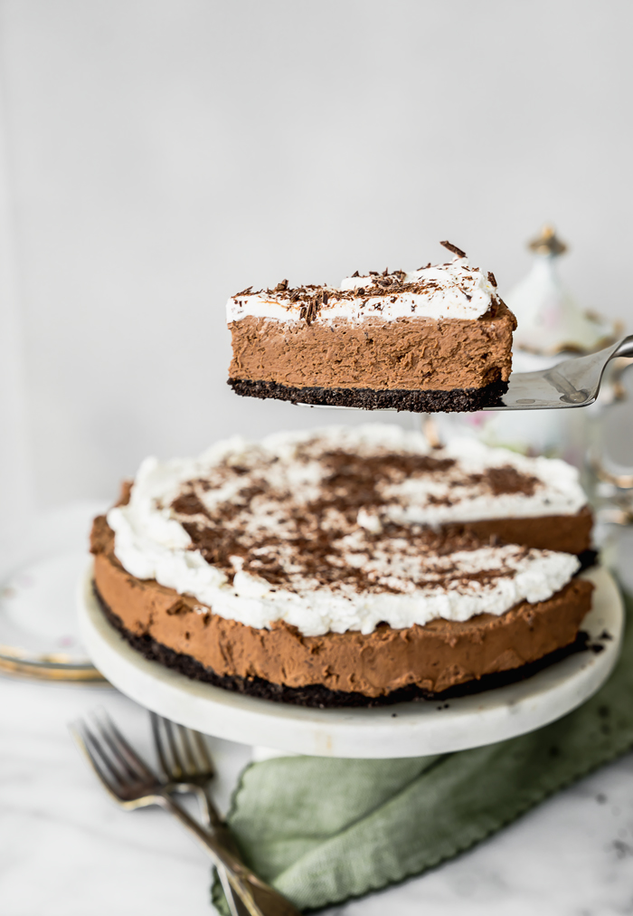 No Bake Chocolate Espresso Mousse Tart. NO BAKE!! Smooth creamy chocolate espresso mousse with a crunchy (but sturdy) cookie crust. | no bake, tart, ganache