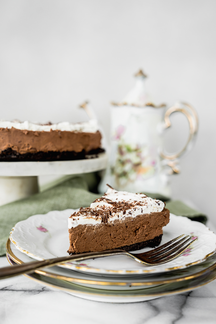 No Bake Chocolate Espresso Mousse Tart. NO BAKE!! Smooth creamy chocolate espresso mousse with a crunchy (but sturdy) cookie crust. | no bake, tart, ganache