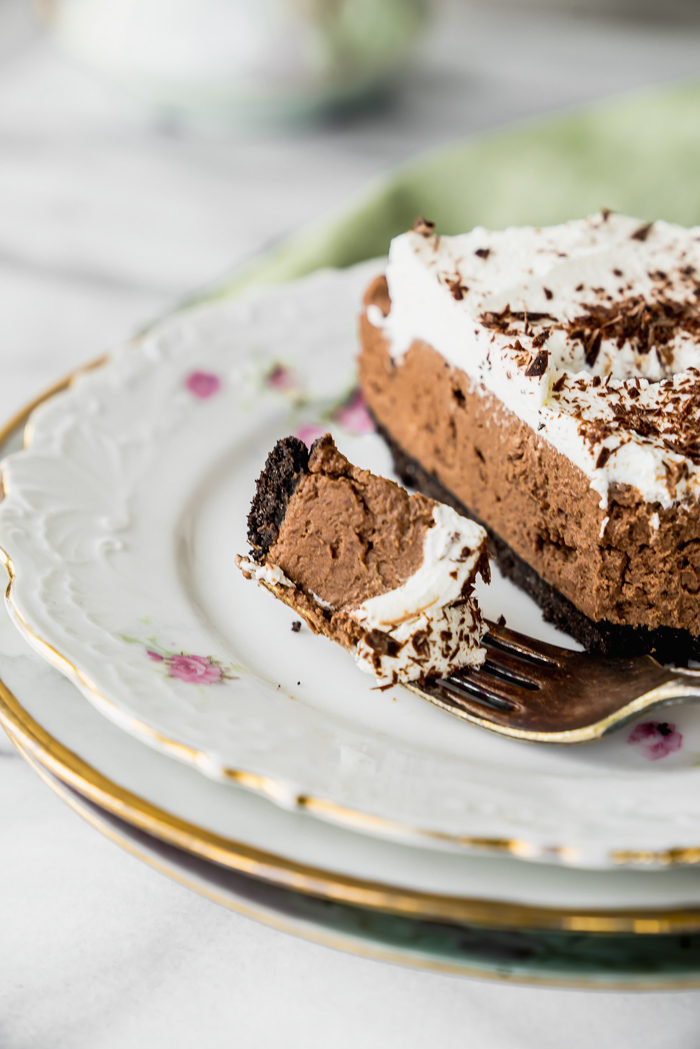 No Bake Chocolate Espresso Mousse Tart. NO BAKE!! Smooth creamy chocolate espresso mousse with a crunchy (but sturdy) cookie crust. | no bake, tart, ganache