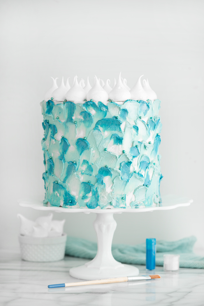 Palette Knife Buttercream Tutorial. Wondering how you can achieve these pretty swoops and shimmery detail? I'll show you how. #cakedecorating #buttercream
