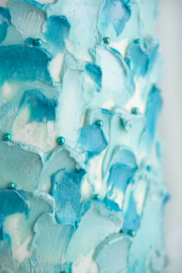 Palette Knife Buttercream Tutorial. Wondering how you can achieve these pretty swoops and shimmery detail? I'll show you how. #cakedecorating #buttercream