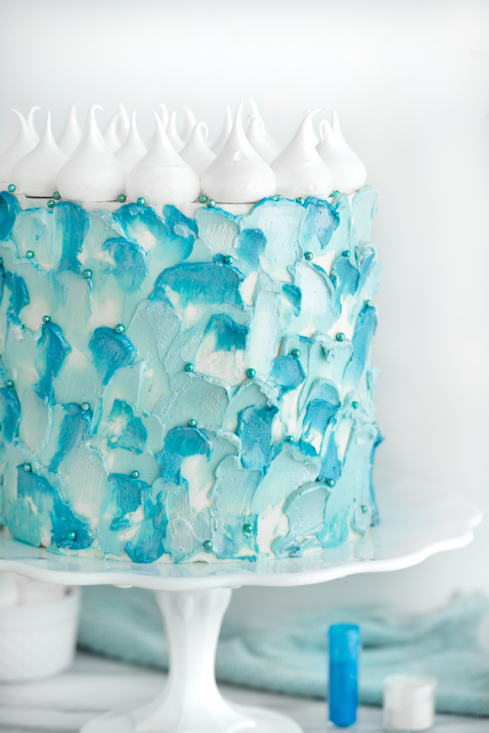 Palette Knife Buttercream Tutorial. Wondering how you can achieve these pretty swoops and shimmery detail? I'll show you how. #cakedecorating #buttercream
