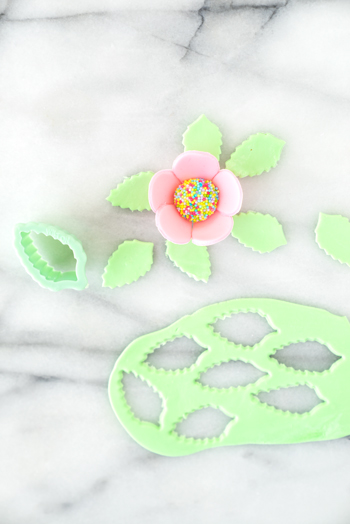 Spring Inspired Gumpaste Flowers Tutorial. | thesugarcoatedcottage.com #cakedecorating #gumpasteflowers #gumpaste #howto #tutorial 