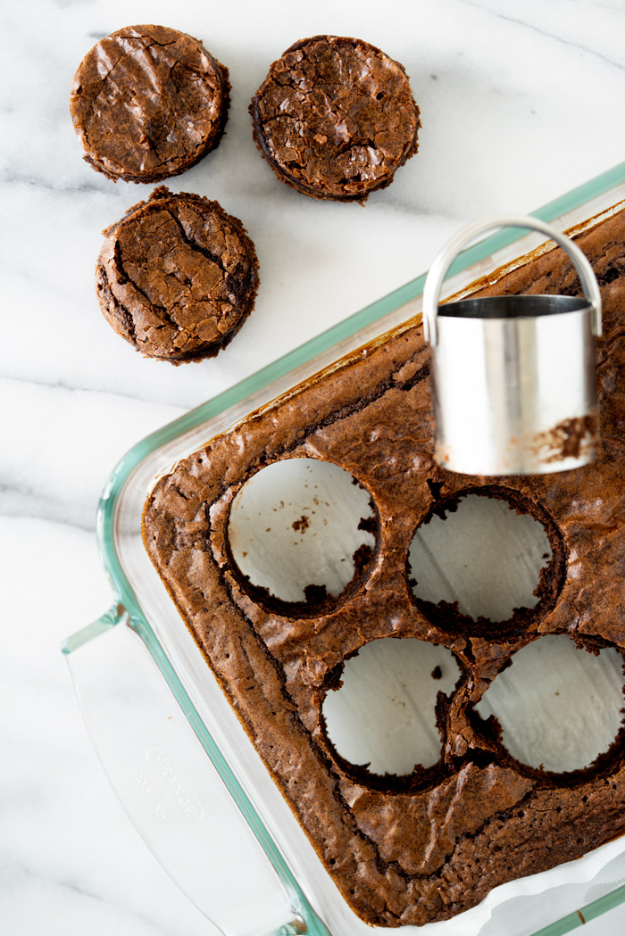 Easy Brownie Bites - chewy fudgy bite sized brownies and swirls of buttercream, perfect for any party! brownies, cake, bite sized, brownie recipe, dessert