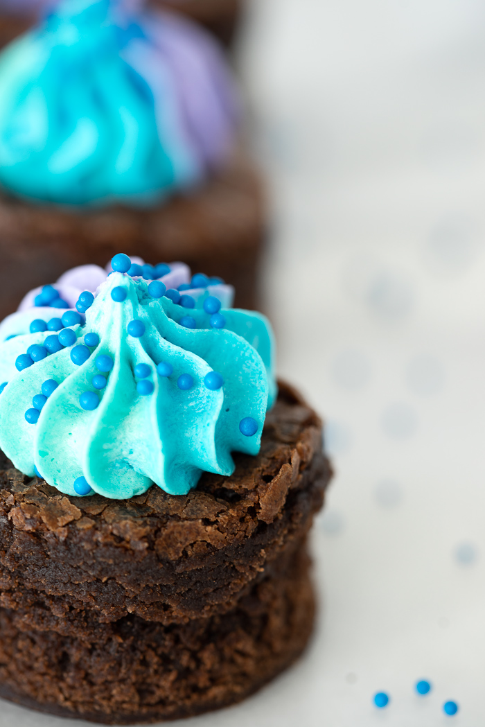 Easy Brownie Bites - chewy fudgy bite sized brownies and swirls of buttercream, perfect for any party! brownies, cake, bite sized, brownie recipe, dessert