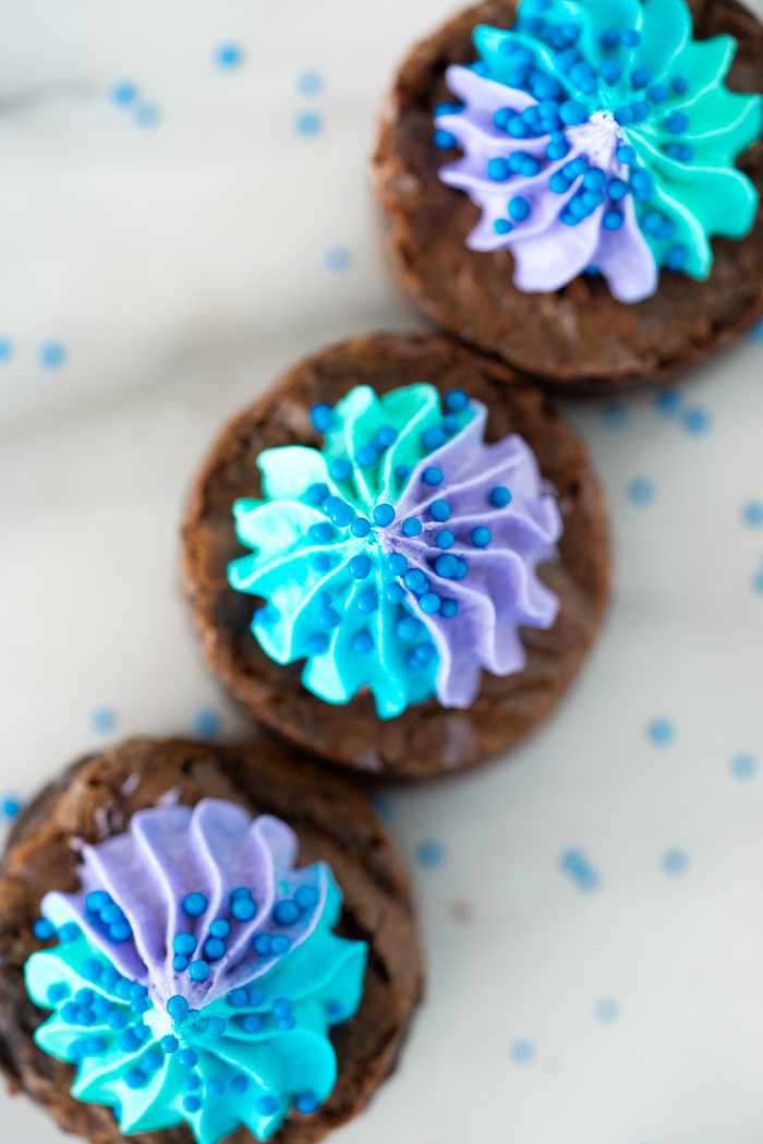 Easy Brownie Bites - chewy fudgy bite sized brownies and swirls of buttercream, perfect for any party! brownies, cake, bite sized, brownie recipe, dessert