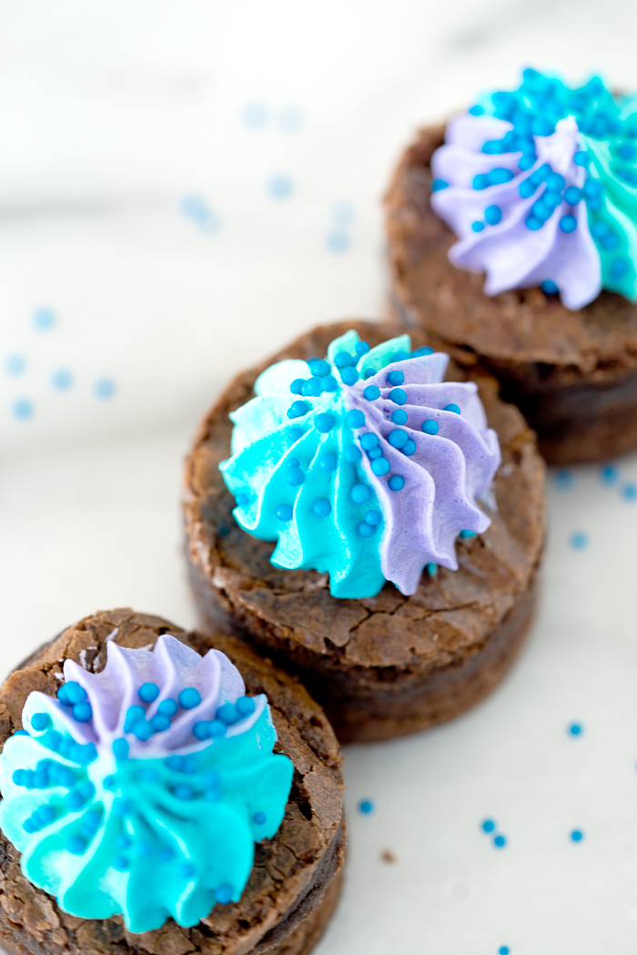 Easy Brownie Bites - chewy fudgy bite sized brownies and swirls of buttercream, perfect for any party! brownies, cake, bite sized, brownie recipe, dessert