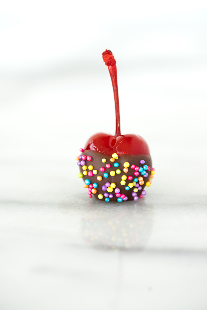 How to make Chocolate Dipped Cherries - the cutest treat or decoration. Tips to make sure they are perfect. #cherries #chocolatecherry #cakedecorating