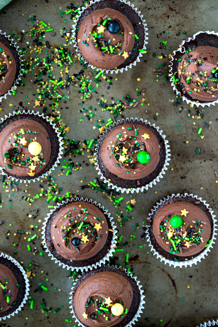 Super Moist Chocolate Mayonaise Cupcakes. Delicious chocolate cupcakes made with mayonnaise. | thesugarcoatedcottage.com #cupcakes #chocolate #dessert #buttercream 