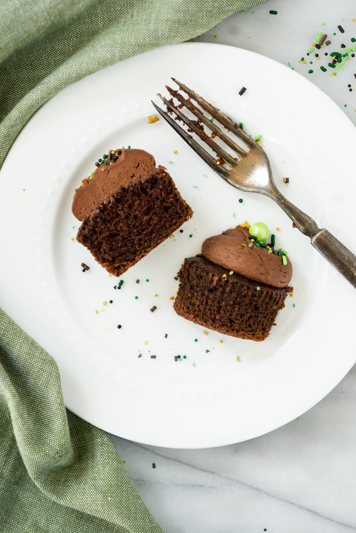 Super Moist Chocolate Mayonaise Cupcakes. Delicious chocolate cupcakes made with mayonnaise. | thesugarcoatedcottage.com #cupcakes #chocolate #dessert #buttercream 