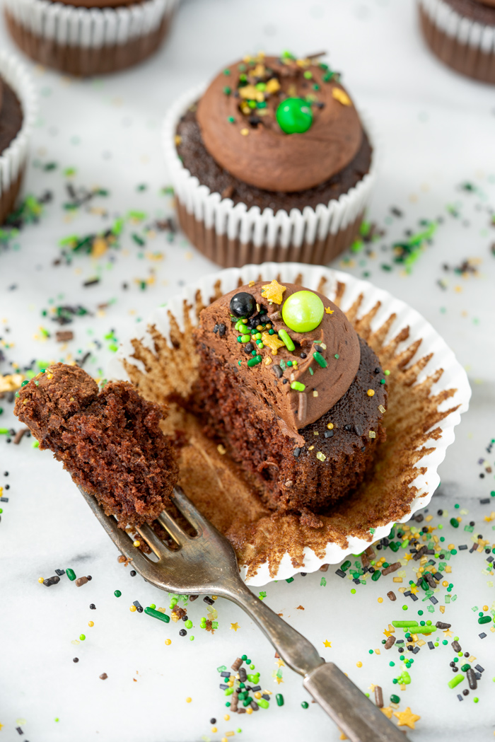 Super Moist Chocolate Mayonaise Cupcakes. Delicious chocolate cupcakes made with mayonnaise. | thesugarcoatedcottage.com #cupcakes #chocolate #dessert #buttercream 