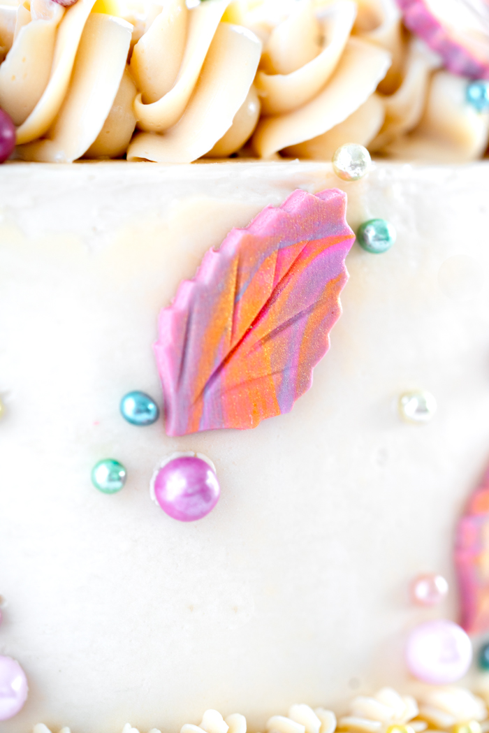 How to make marbled gum paste leaves. Full step by step tutorial. | thesugarcoatedcottage.com #cakedecorating #gumpaste #cake #fondant #gumpaste