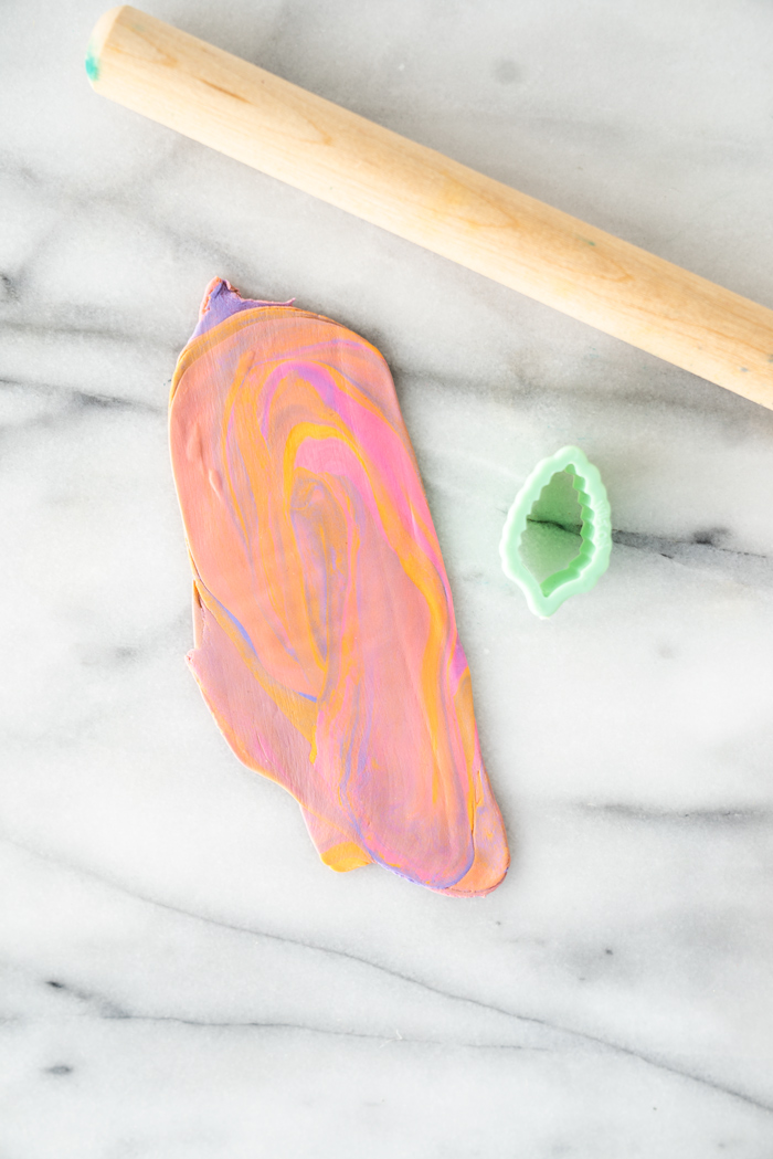 How to make marbled gum paste leaves. Full step by step tutorial. | thesugarcoatedcottage.com #cakedecorating #gumpaste #cake #fondant #gumpaste