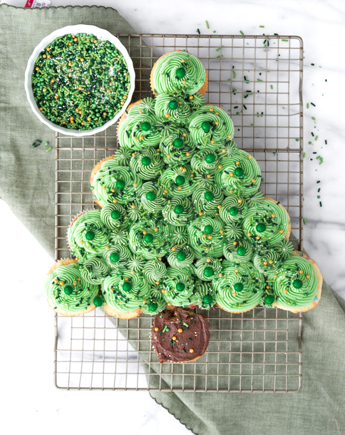 How to make a simple Holiday Cupcake Cake that pulls apart, no cutting required. Christmas Tree Cupcake Cake, Wreath Cupcake Cake. #cake #cupcake #christmas