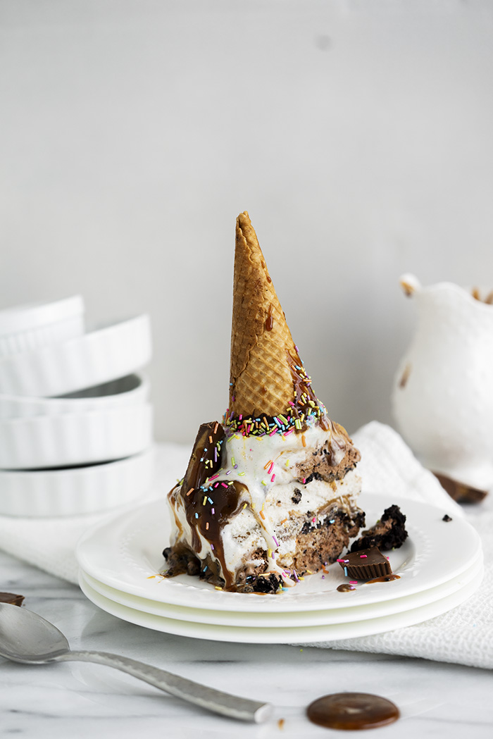 Peanut Butter Chocolate Ice Cream Cake. The easiest cake ever. #icecream #peanutbutter #cake #icecreamcake #vanilla #chocolate | thesugarcoatedcottage.com