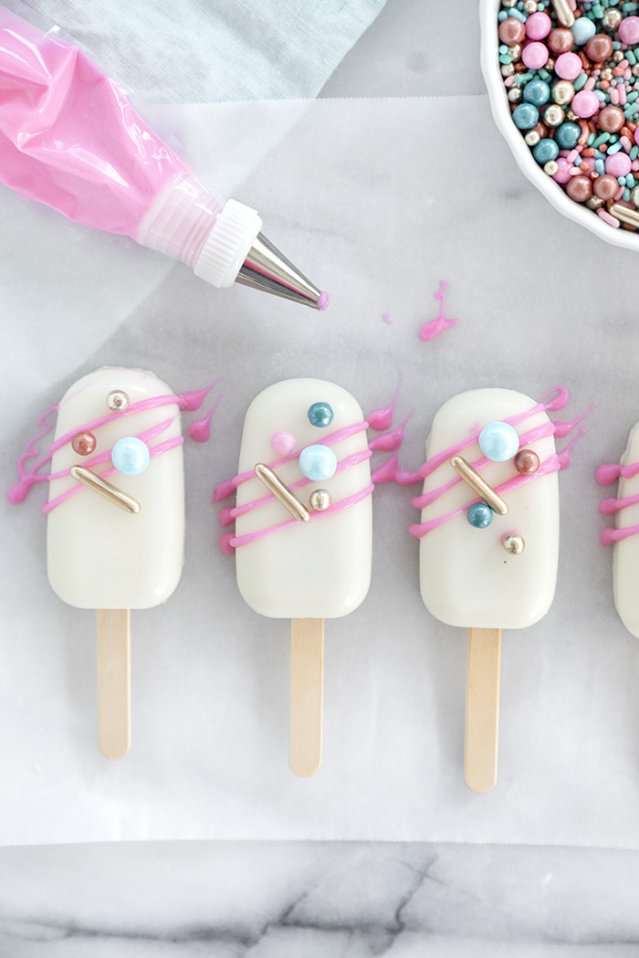 How To Make Cakesicles. A step by step guide to teach you how to make your own cakesicles. #cakesicles #cake #howto #wedding | thesugarcoatedcottage.com