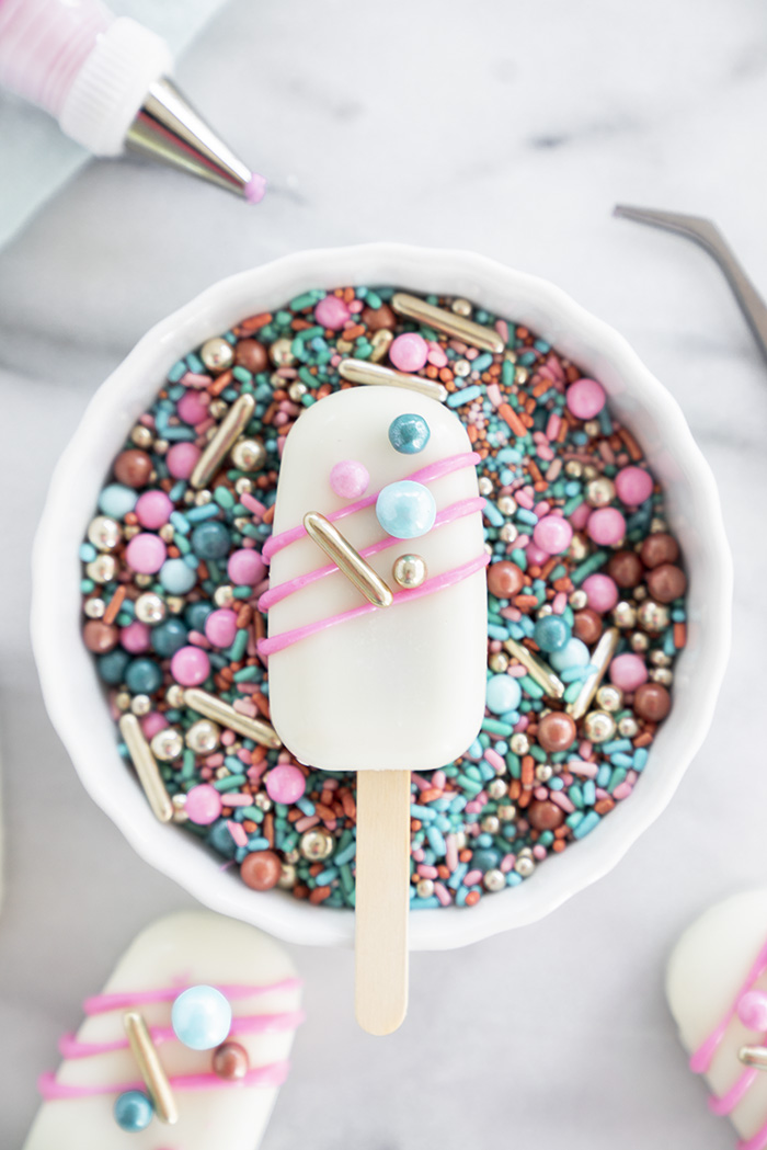 How To Make Cakesicles. A step by step guide to teach you how to make your own cakesicles. #cakesicles #cake #howto #wedding | thesugarcoatedcottage.com