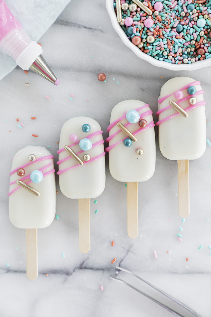 How To Make Cakesicles. A step by step guide to teach you how to make your own cakesicles. #cakesicles #cake #howto #wedding | thesugarcoatedcottage.com