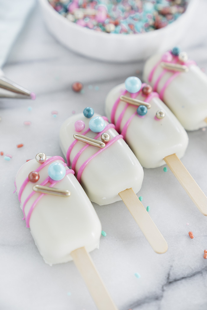 How To Make Cakesicles. A step by step guide to teach you how to make your own cakesicles. #cakesicles #cake #howto #wedding | thesugarcoatedcottage.com