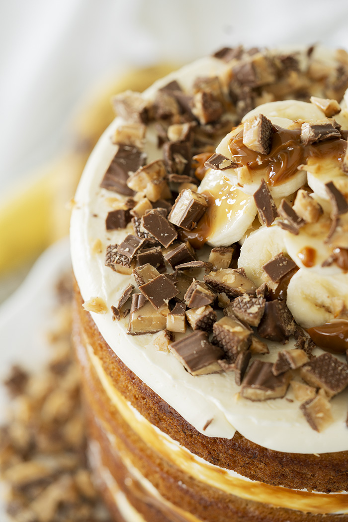 Banoffee Cake. Moist banana cake, layers of dulce de leche, fresh bananas and toffee crumbles. | thesugarcoatedcottage.com #bananacake #cake #caramel