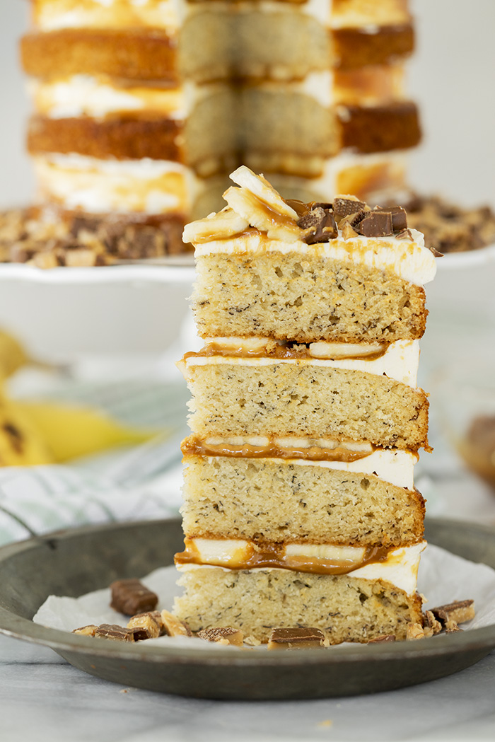 Banoffee Cake. Moist banana cake, layers of dulce de leche, fresh bananas and toffee crumbles. | thesugarcoatedcottage.com #bananacake #cake #caramel