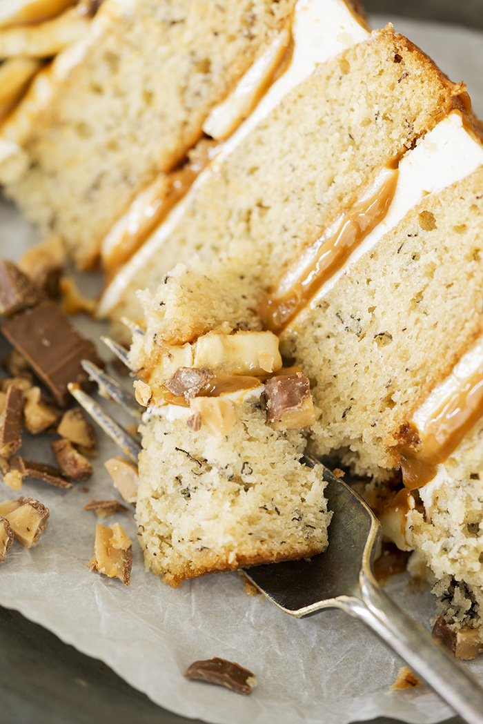 Banoffee Cake. Moist banana cake, layers of dulce de leche, fresh bananas and toffee crumbles. | thesugarcoatedcottage.com #bananacake #cake #caramel