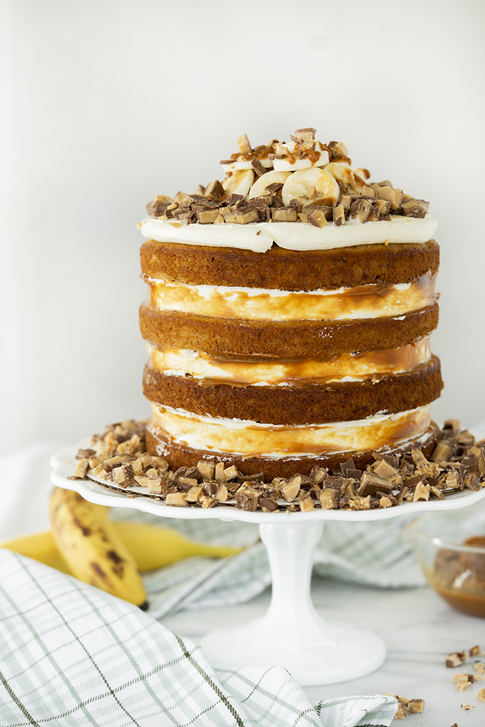 Banoffee Cake. Moist banana cake, layers of dulce de leche, fresh bananas and toffee crumbles. | thesugarcoatedcottage.com #bananacake #cake #caramel